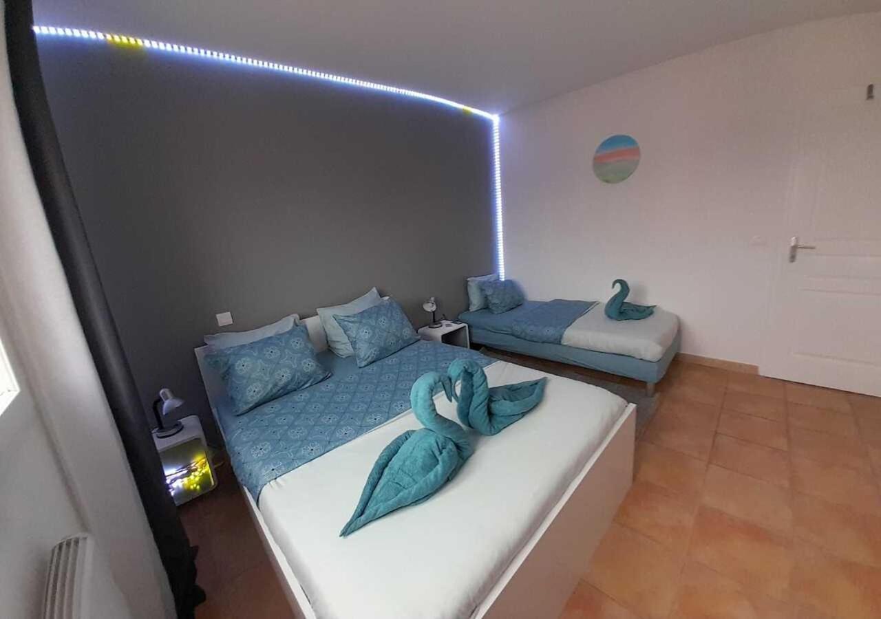 Villa Avec Plage A Pied Et Grande Piscine Сен Мари ла Мер Екстериор снимка